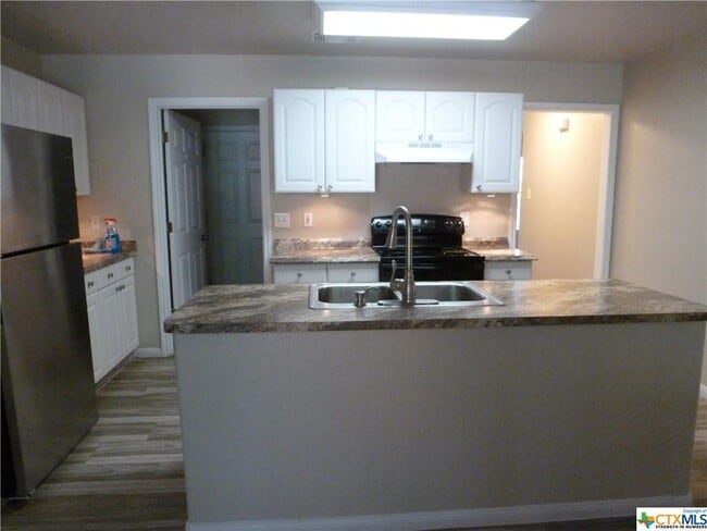 Building Photo - 423 Buttercup Ln