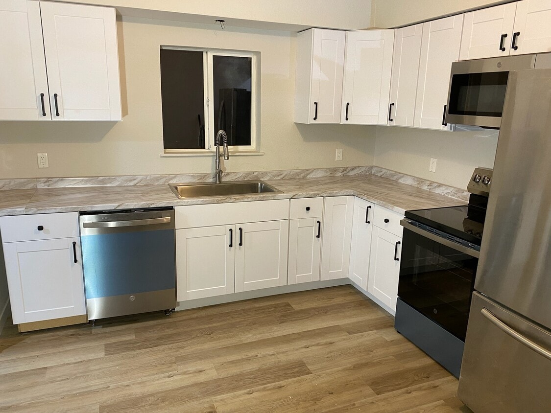 Building Photo - 902 Main St