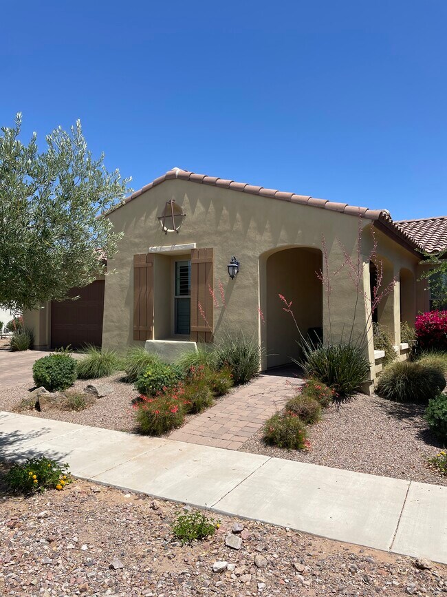 Building Photo - 5319 S Chatsworth