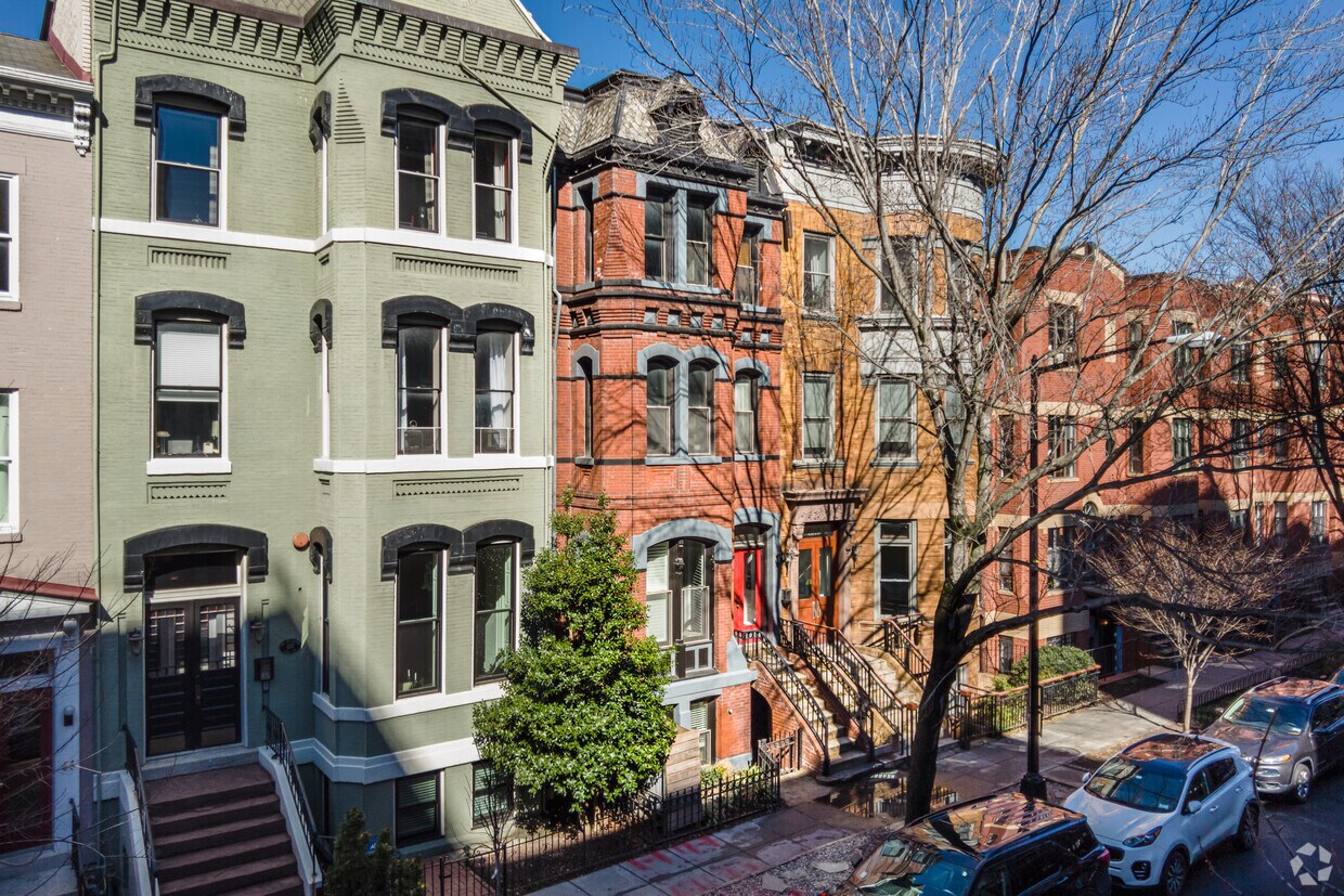 Primary Photo - Savannah Row