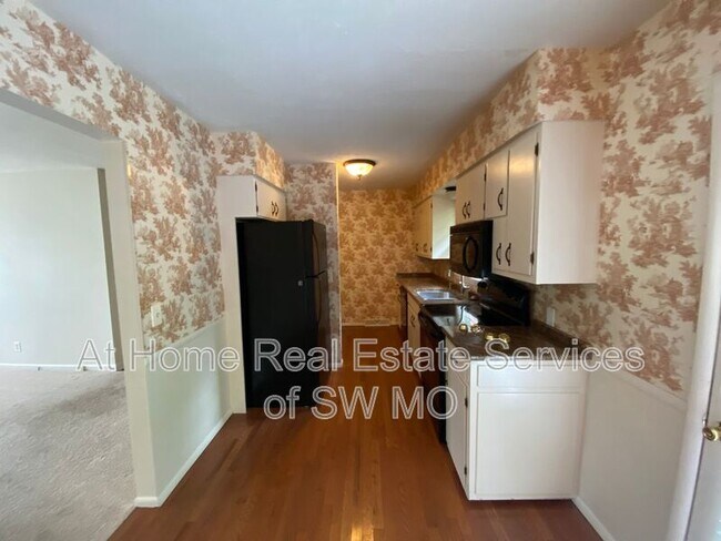 Building Photo - 2027 S Kentwood