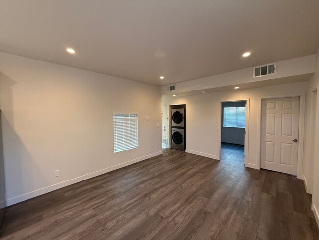 Foto del edificio - 5104-5106 East Falls View Dr.