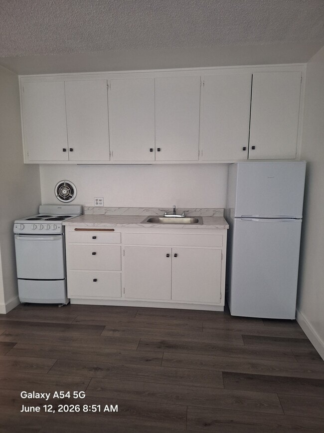 Building Photo - 609 De La Vina St