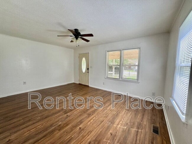 Building Photo - 319 E Dawes Ave
