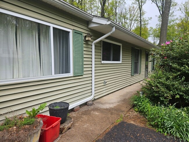 Building Photo - 3 Bedroom House Available July 27, 2026