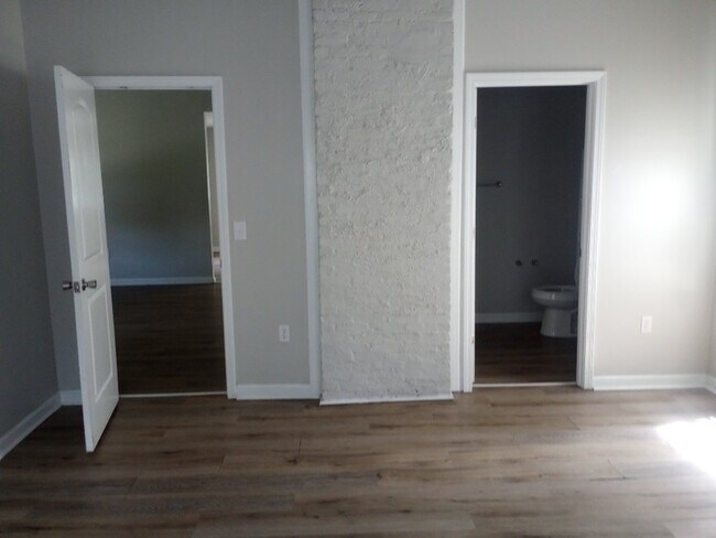 Building Photo - 184 Knuckles St