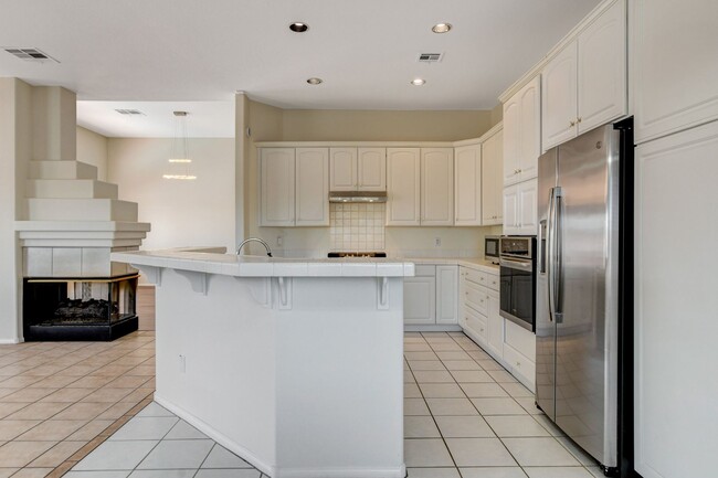 Foto del edificio - Beautiful Ranch Style Single Story w/Pool & View of the Las Vegas Strip