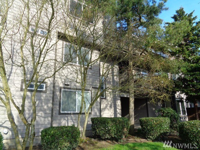 Foto principal - 6055 35th Ave SW #307