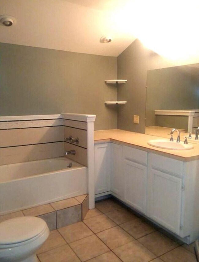 Building Photo - Darling 3 Bedroom in Nice Quiet Area