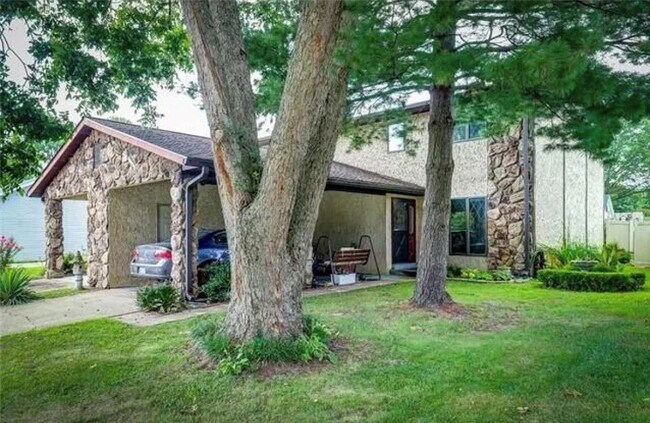 Foto del edificio - 307 Britanna Dr