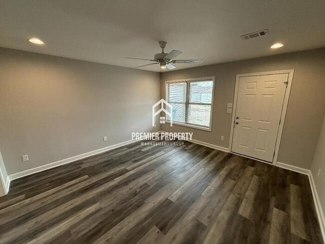 Building Photo - 110 Castlebar Cir - Available Now!