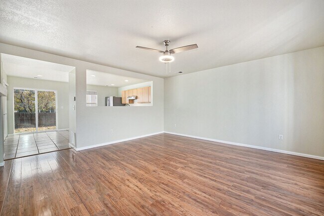 Foto del edificio - Lovely 4 Bed/2 Bath Home Available in Thornton