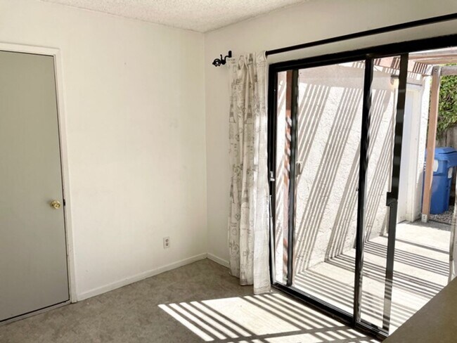 Foto del edificio - 1388 Cavalier Ln