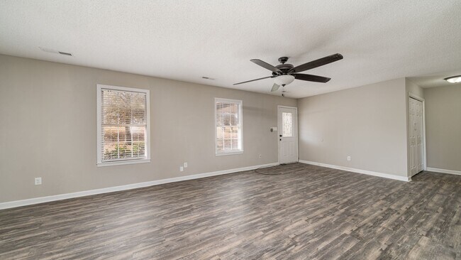 Building Photo - BASEMENT/BONUS ROOM AND LARGE YARD!!!