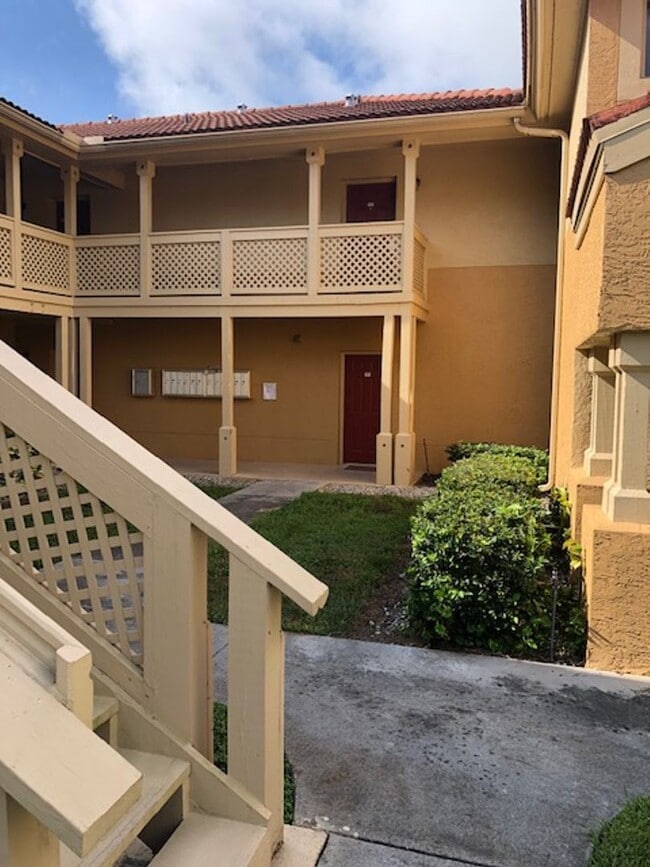 Building Photo - Palm Lakes Condo