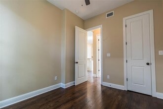 Building Photo - 1424 Eddington St