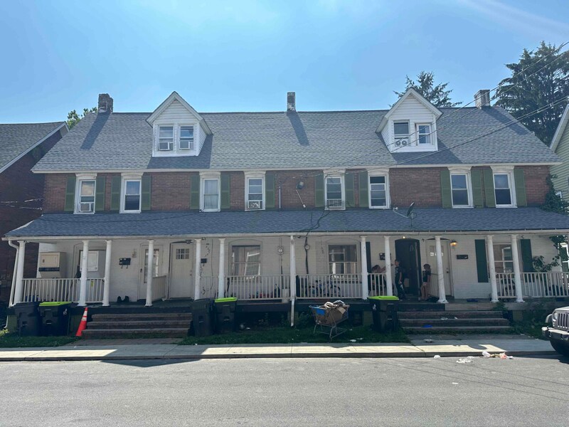 125 N 1st St, Stroudsburg, PA 18360 Townhome Rentals in Stroudsburg