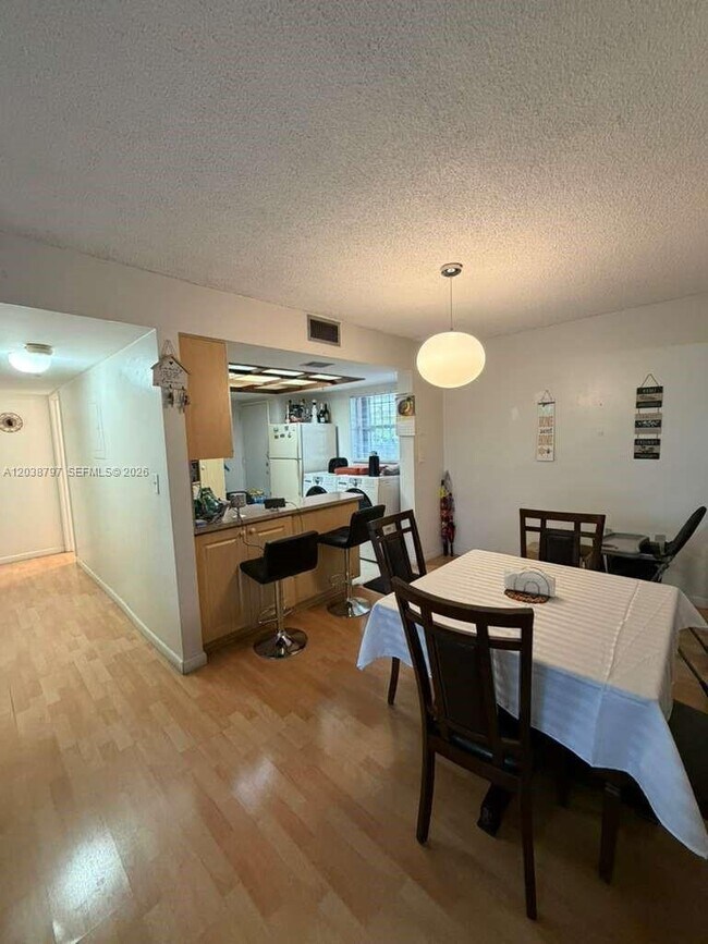 Foto del edificio - 8775 Park Blvd