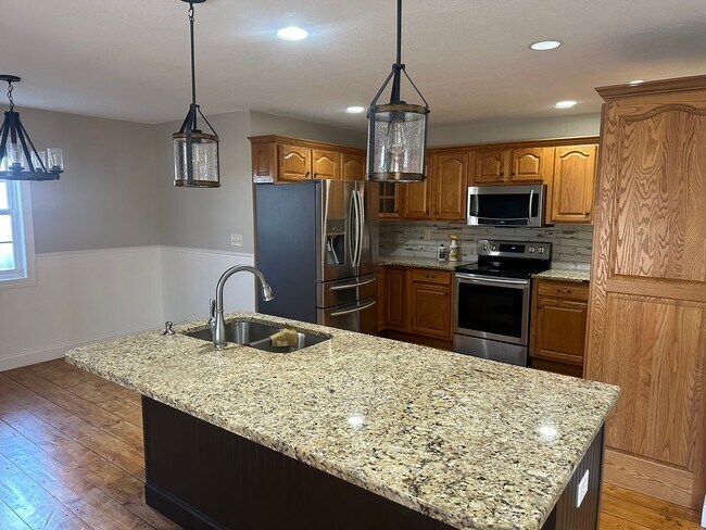 Foto del edificio - Welcome to this stunning 4 bedroom, 3 bath...