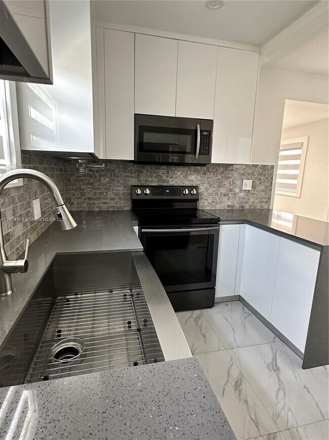 Foto del edificio - 2968 SW 16th St
