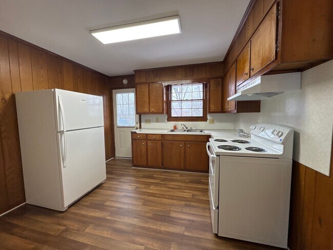 Foto del edificio - Charming 2-Bedroom Brick Duplex with Spacious Yard in Lebanon