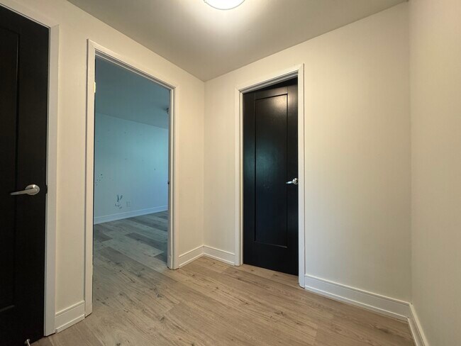 Building Photo - Freshly Renovated 2 Bed 1 Bath Townhome in...