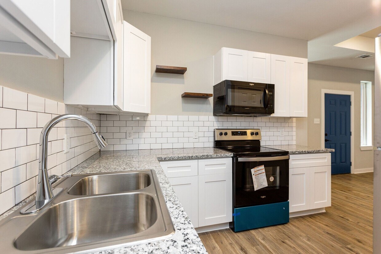 Primary Photo - 10317 Lake Rd