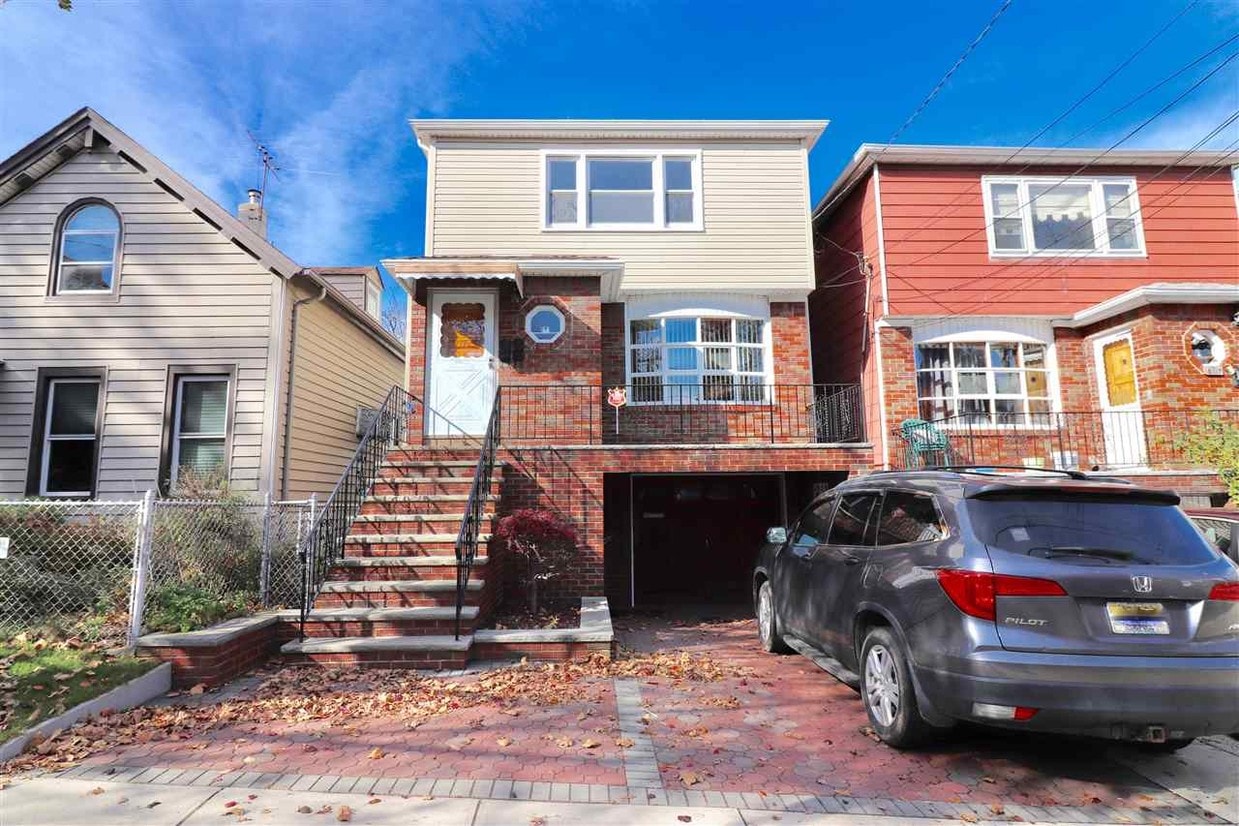Primary Photo - 117 Columbia Ave