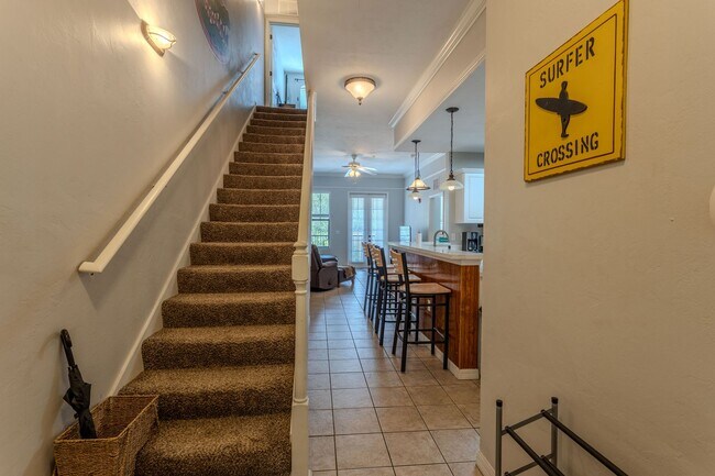 Building Photo - LOCATION. LOCATION. LOCATION. 2BR/3BA Cond...