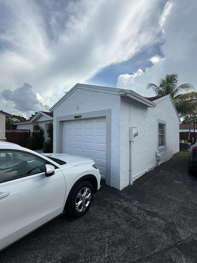 Foto del edificio - 19831 NW 65th Ct