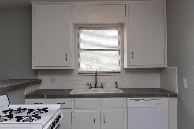 Building Photo - 222 Gurley Ln