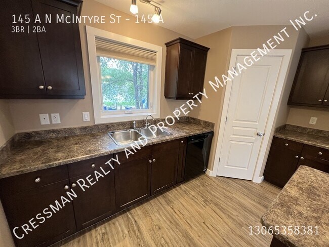 Photo du bâtiment - 3 Bedroom 2 Bathroom Main Floor Suite North Regina