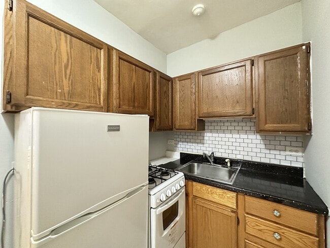 Building Photo - 516 W Melrose St