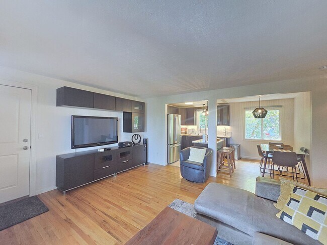 Foto del edificio - $1,950 - 2 Bed / 1 Bath Fully Furnished Condo in Secure Building in Rockwood/Manito Neighborhood
