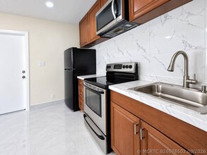 Building Photo - 930 NE 52nd Ct