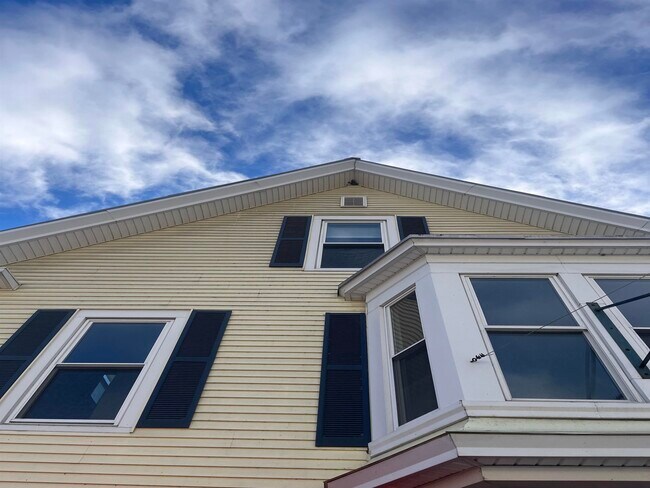 Building Photo - 281 Main St