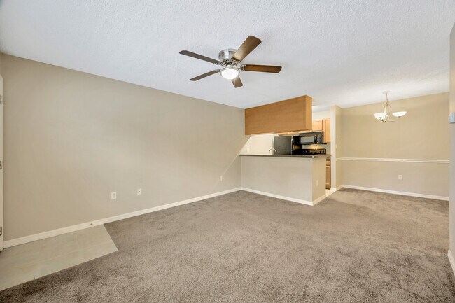 Building Photo - Lake Parsons Green - Ross