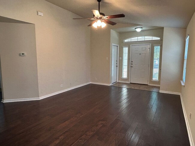 Building Photo - Charming Home In New Braunfels