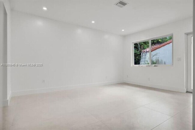 Foto del edificio - 10767 NE 2nd Ave