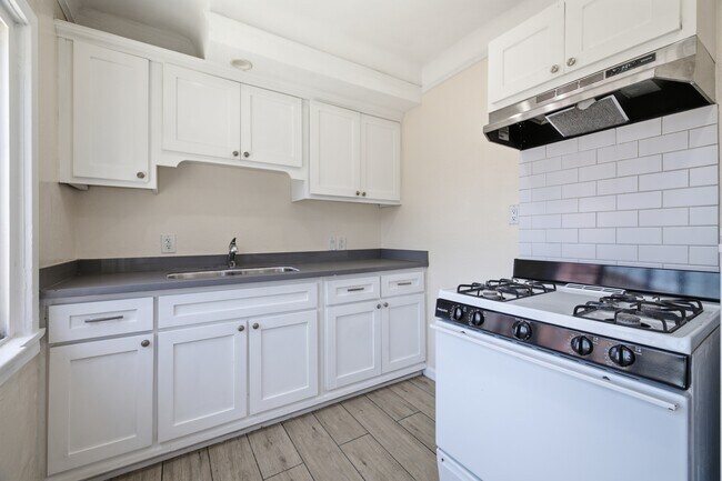 Building Photo - 612 E 87th St