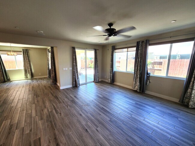 Building Photo - 4549 Maple Crest St