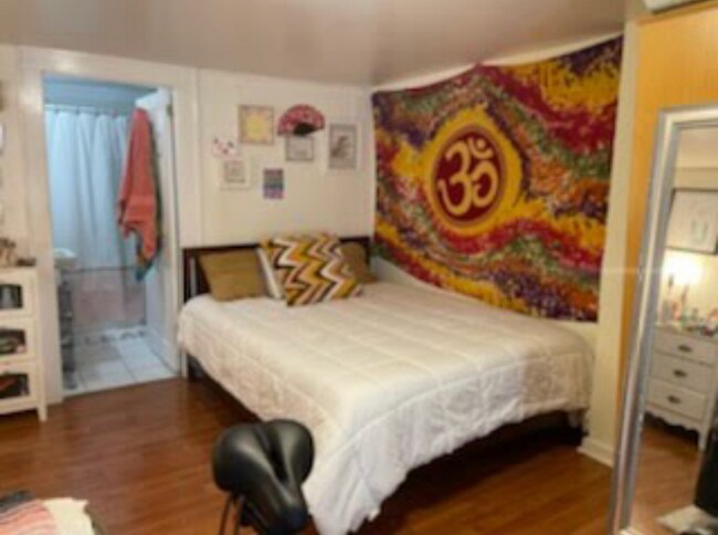 La cama queen cabe en este espacio - 101 Park St