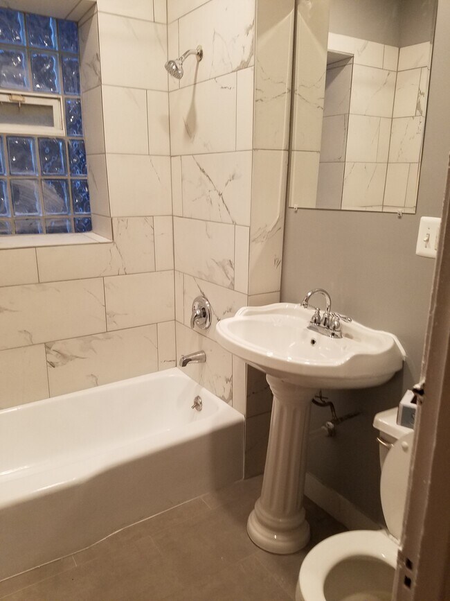 Baño - 8819 S Harper Ave