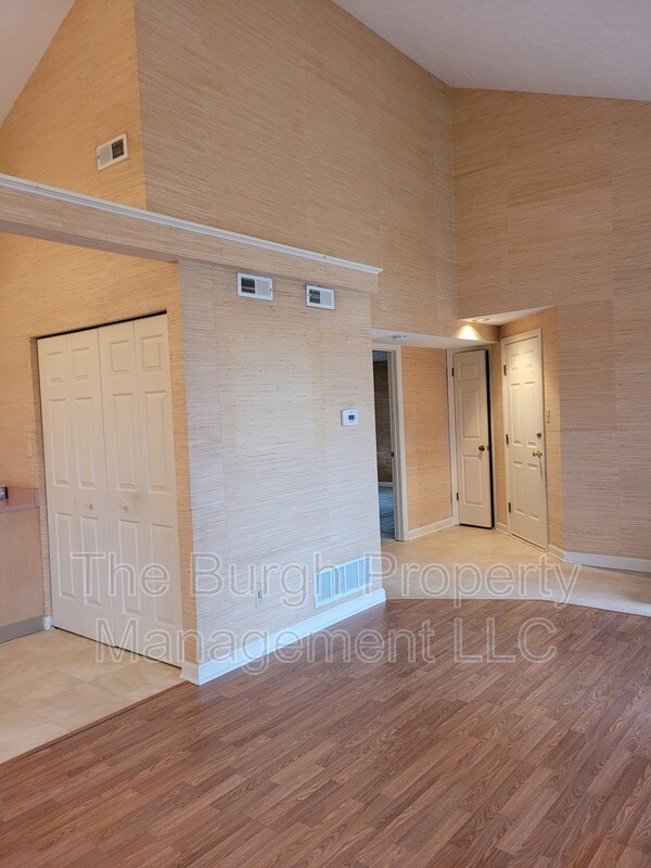 Building Photo - 233 Greenwood Dr