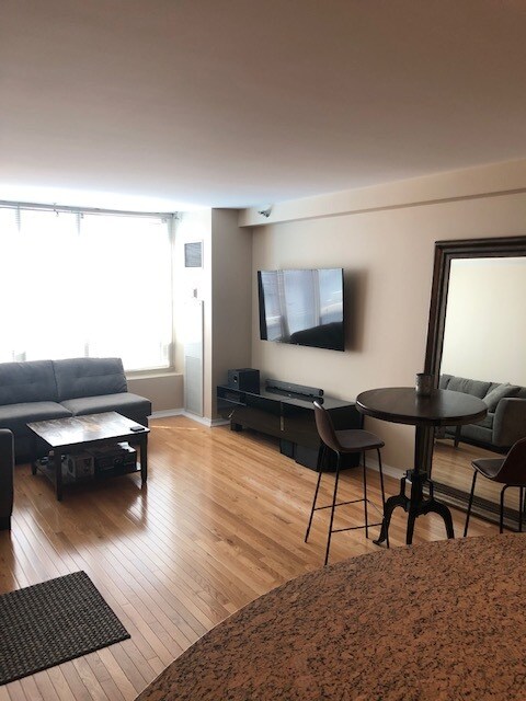 Foto del edificio - 33 W Ontario St