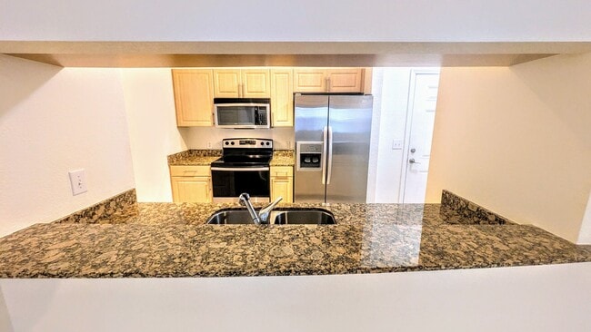 Building Photo - Annual Unfurnished 2/2 Condo in Downtown S...