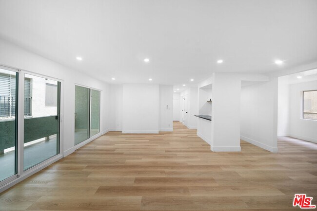 Foto del edificio - 605 San Vicente Blvd