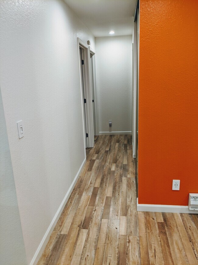 Building Photo - 847 Woodside Way