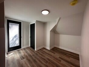 Building Photo - 128 Wentworth St N