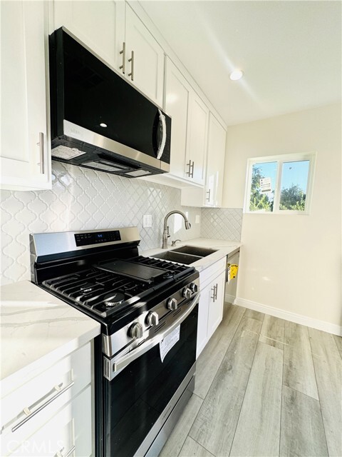 Building Photo - 9318 Encino Ave